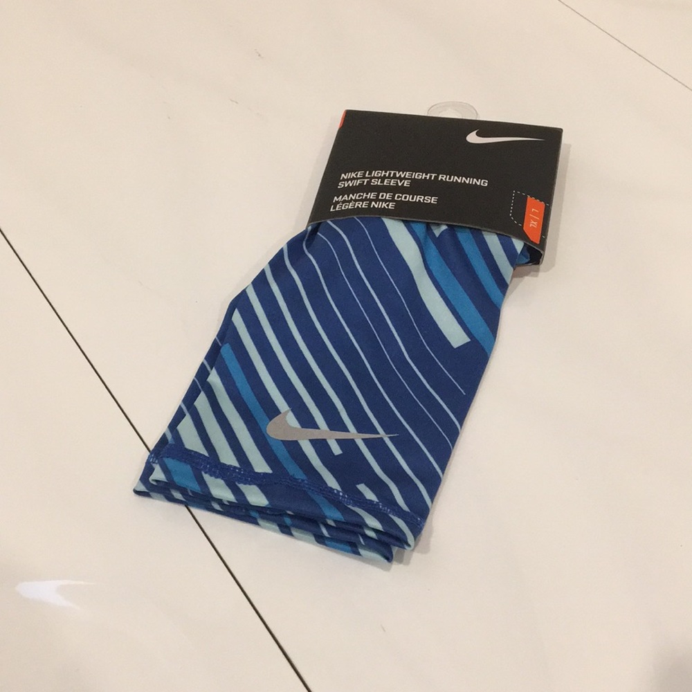 NIKE Lightweight Running Swift Sleeve Size L/XL